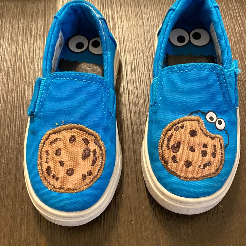 Size 7 toddler Cookie Monster shoes. Used few times.